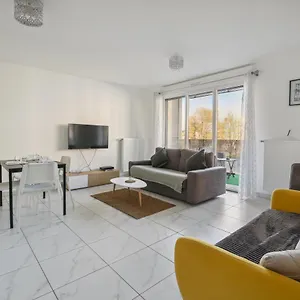 Appartement Chic Apart With Balcony Near Paris, Ivry-sur-Seine